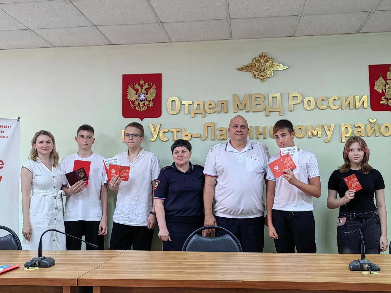 В честь Дня России девчонки и мальчишки в торжественной обстановке получили свои первые паспорта