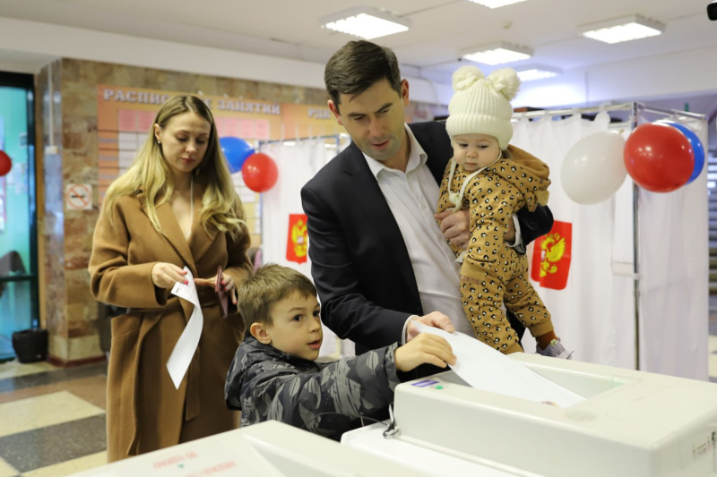 Глава Усть-Лабинского района Станислав Гайнюченко всей семьей приняли участие в голосовании