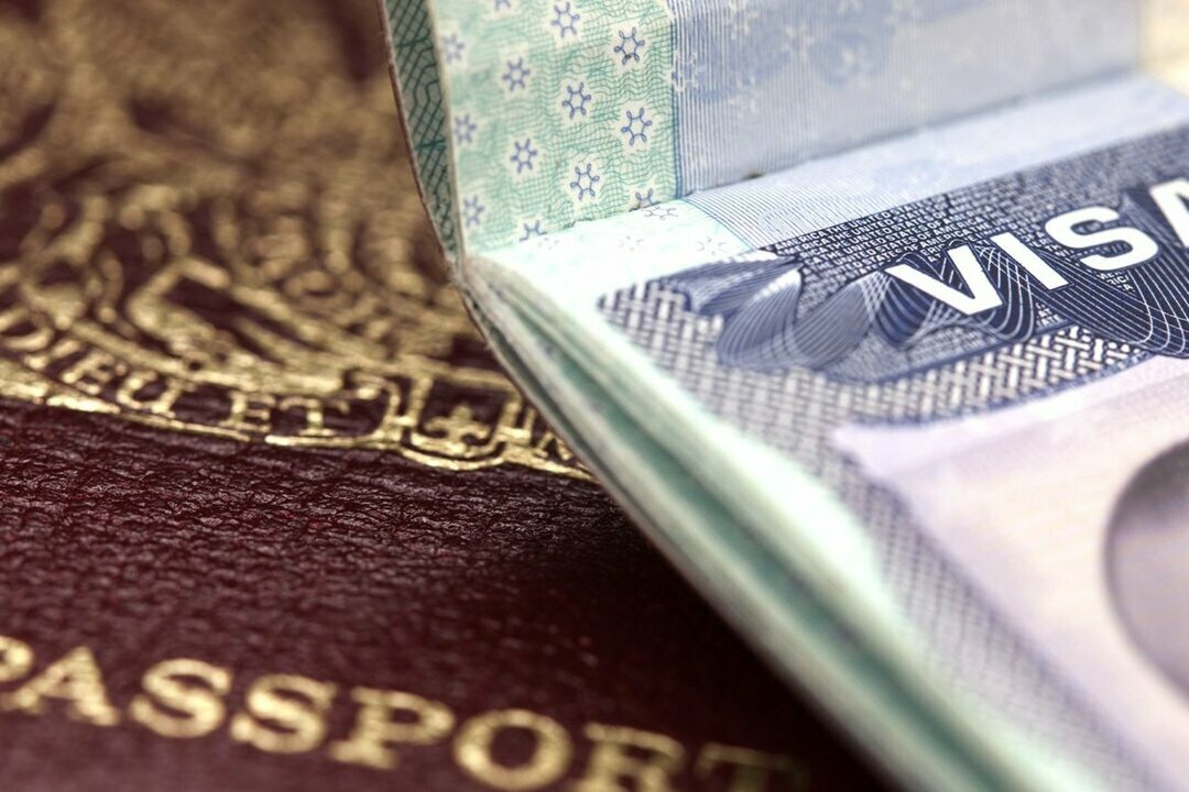 Миграционная служба разъясняет порядок продления визы и срока временного пребывания иностранцев в России 
