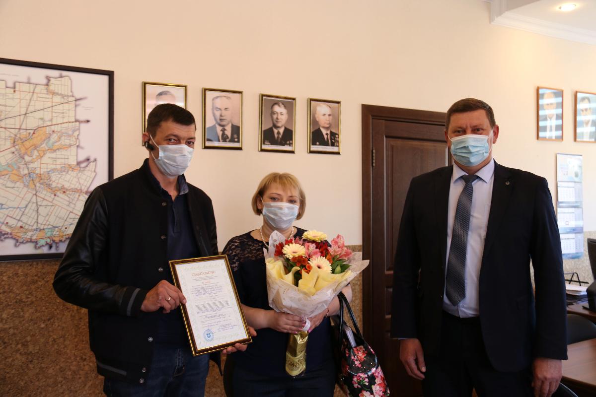 Сергей Запорожский вручил жилищный сертификат молодой семье