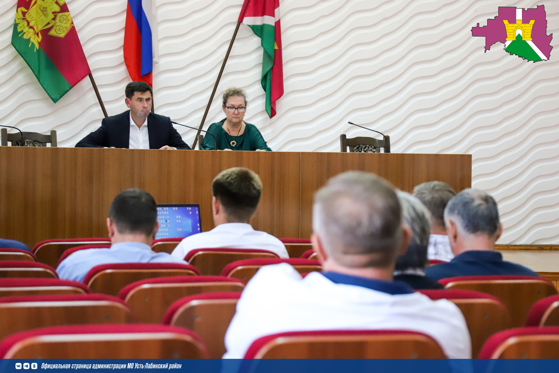 В большом зале районной администрации прошло заседание комиссии Совета депутатов