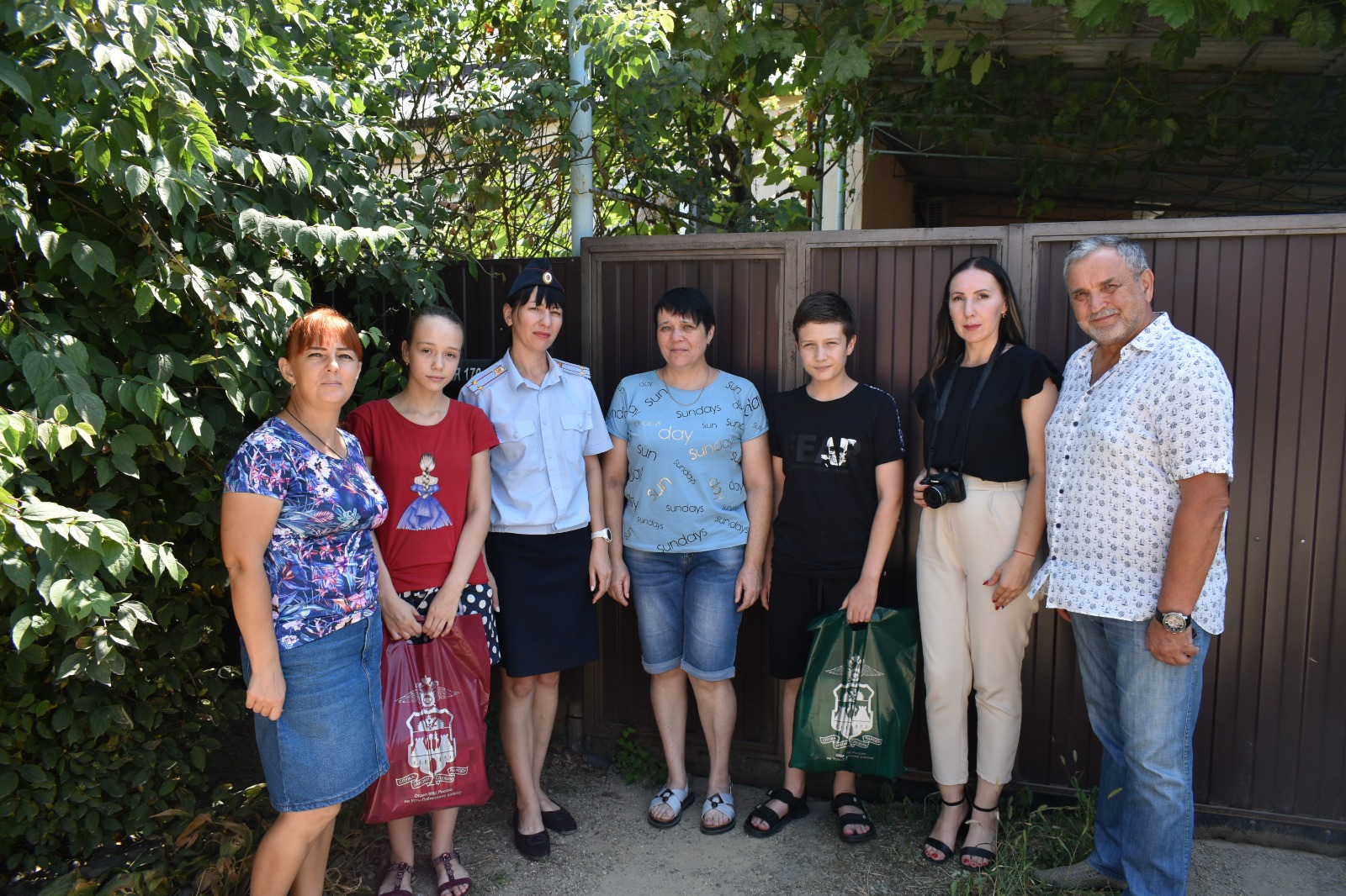 В Усть-Лабинске полицейские и общественники помогли подготовиться к школе детям, прибывшим из новых регионов страны