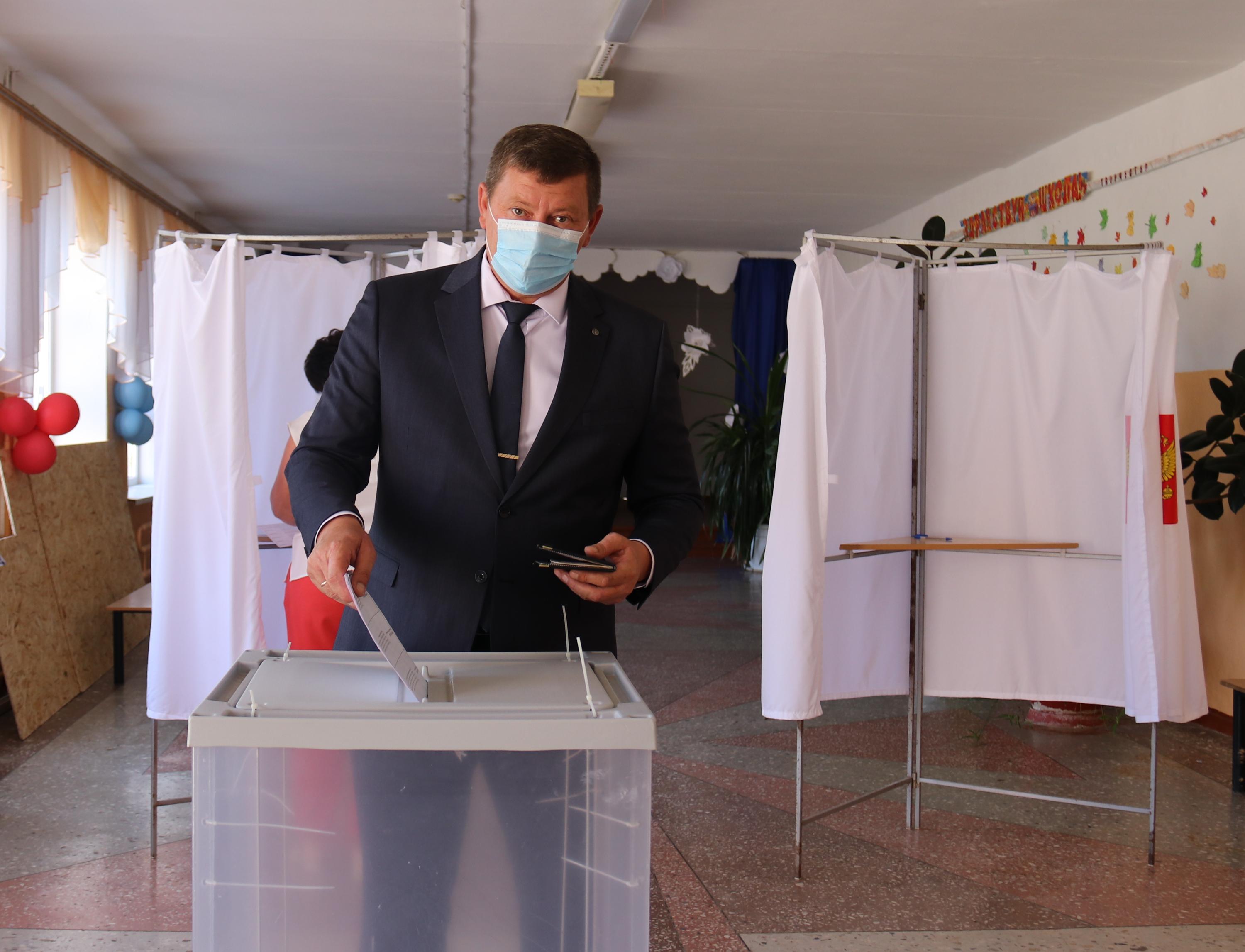 Глава Усть-Лабинского района проголосовал вместе с супругой