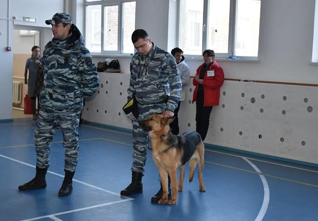 Сотрудники полиции провели встречу с учащимися в школе № 26 