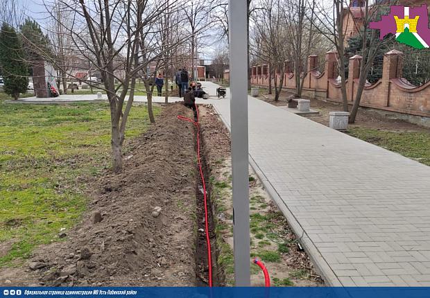 В станице Ладожской продолжаются работы по благоустройству аллеи 