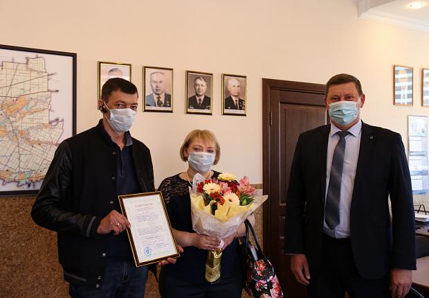 Сергей Запорожский вручил жилищный сертификат молодой семье