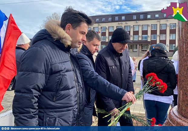 В Усть-Лабинске прошло торжественное мероприятие и возтов ложение цвек памятнику великому полководцу
