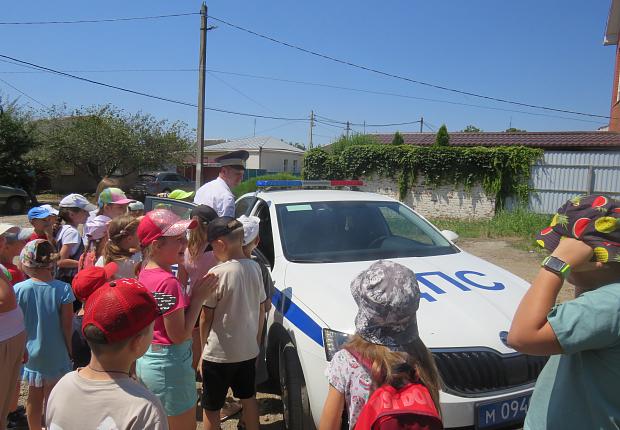 Полицейские и общественники провели мероприятие в центре детского творчества «Созвездие» - «Нескучные каникулы!»