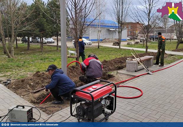 В станице Ладожской продолжаются работы по благоустройству аллеи 