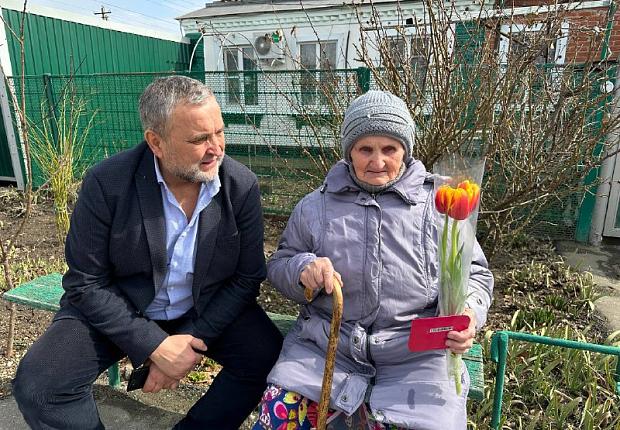 Полицейские и общественники в преддверии 8 Марта посетили семьями сотрудников, погибших при выполнении служебных обязанностей