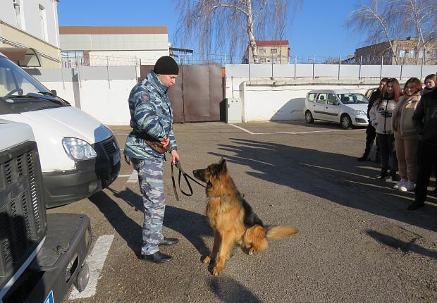 Полицейские Усть-Лабинского района организовали экскурсию для студентов