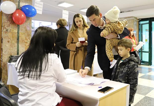 Глава Усть-Лабинского района Станислав Гайнюченко всей семьей приняли участие в голосовании