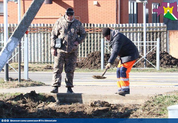 В Усть-Лабинском городском поселении сотрудники МКУ "Чистый город" приступили к строительству тротуара на ул. Пролетарской, который соединит улицы Вольная и Выгонная