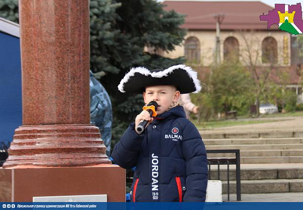 В Усть-Лабинске прошло торжественное мероприятие и возтов ложение цвек памятнику великому полководцу
