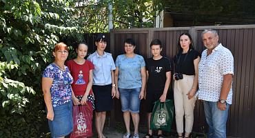 В Усть-Лабинске полицейские и общественники помогли подготовиться к школе детям, прибывшим из новых регионов страны