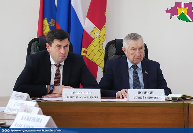 Глава Усть-Лабинского района вместе с председателем районного Совета депутатов Борисом Поликиным провели планерное совещание с заместителями, начальниками отделов руководителями учреждений