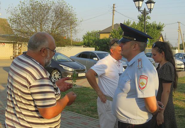 Участковые уполномоченные полиции проводят профилактические беседы с жителями района на сходах граждан