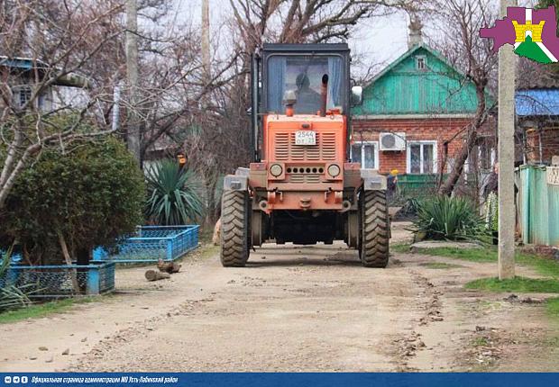 В Усть-Лабинске и Некрасовском поселении выполнены первые в этом году  работы по грейдированию дорог