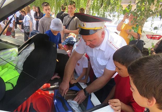 Полицейские и общественники провели экскурсию в Отделе МВД России по Усть-Лабинскому району