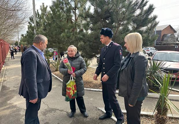 Полицейские и общественники в преддверии 8 Марта посетили семьями сотрудников, погибших при выполнении служебных обязанностей