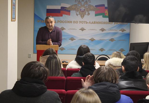 Полицейские Усть-Лабинского района организовали экскурсию для студентов