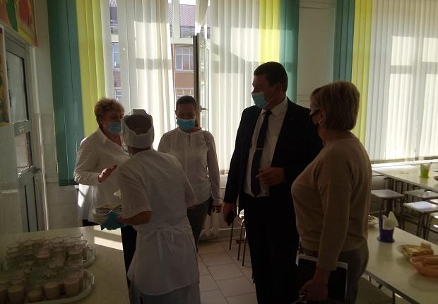 Глава Усть-Лабинского района проверил учебные и медицинские учреждения