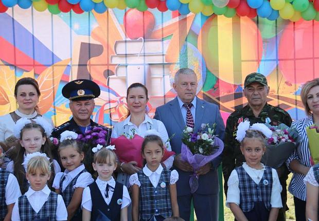 Алексей Гедзь открыл торжественную линейку в родной школе