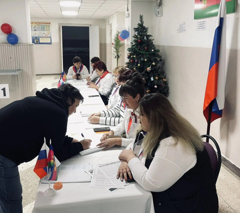 Сегодня, 6 декабря, в 8:00 часов началось голосование на досрочных выборах главы Суворовского сельского поселения Усть-Лабинского района . Комиссия приступила к работе и встречает первых избирателей
