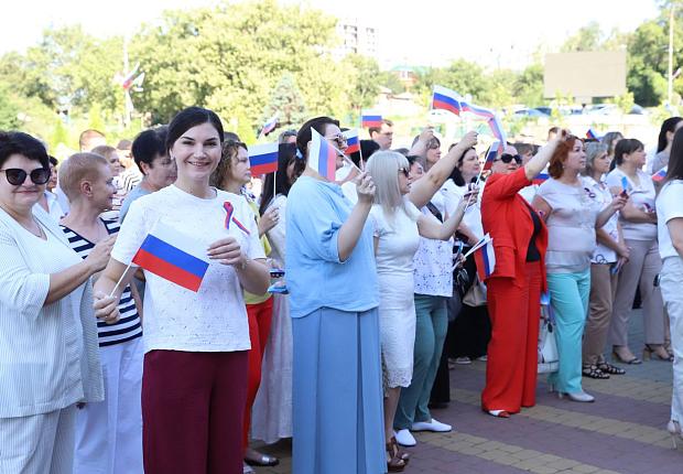 Члены территориальной и участковых избирательных комиссий Усть-Лабинского района поздравляют с Днем Государственного флага Российской Федерации