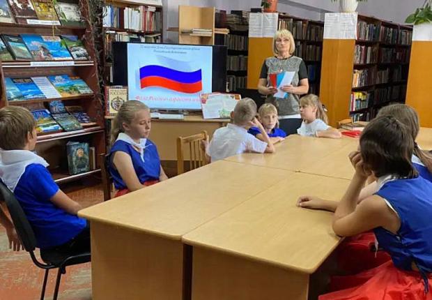 Члены территориальной и участковых избирательных комиссий Усть-Лабинского района поздравляют с Днем Государственного флага Российской Федерации