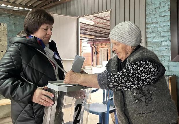 Сегодня, 6 декабря, в 8:00 часов началось голосование на досрочных выборах главы Суворовского сельского поселения Усть-Лабинского района . Комиссия приступила к работе и встречает первых избирателей