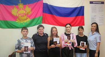 В Усть-Лабинском районе состоялось торжественное вручение паспортов молодым людям