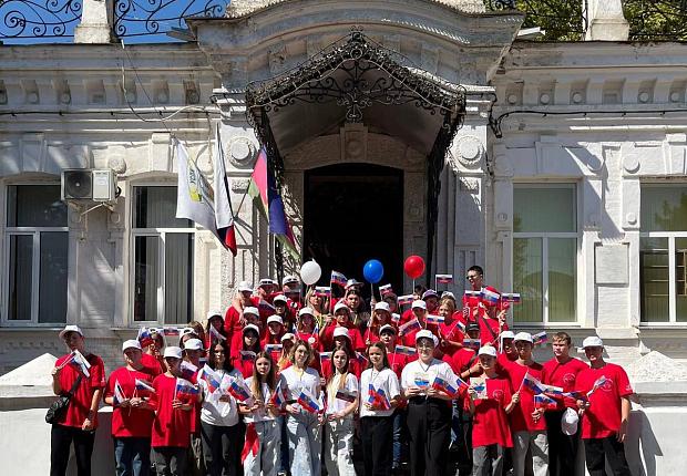 Члены территориальной и участковых избирательных комиссий Усть-Лабинского района поздравляют с Днем Государственного флага Российской Федерации