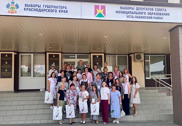 С 30 августа стартует адресное информирование избирателей - методом поквартирного (подомового) обхода домохозяйств, входящих в состав избирательного участка, членами участковых избирательных комиссий Усть-Лабинского района