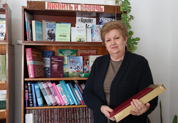 Сергей Запорожский поздравил библиотекаря с 45-летним стажем работы