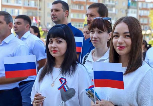 Члены территориальной и участковых избирательных комиссий Усть-Лабинского района поздравляют с Днем Государственного флага Российской Федерации