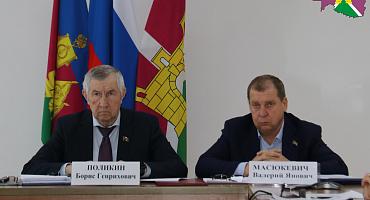В малом зале районной администрации прошла внеочередная сессия  Совета депутатов Усть-Лабинского района