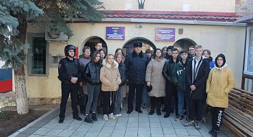 Полицейские Усть-Лабинского района организовали экскурсию для студентов
