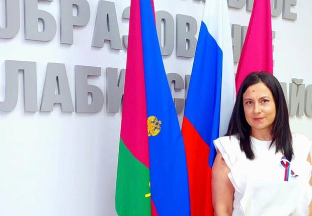 Члены территориальной и участковых избирательных комиссий Усть-Лабинского района поздравляют с Днем Государственного флага Российской Федерации