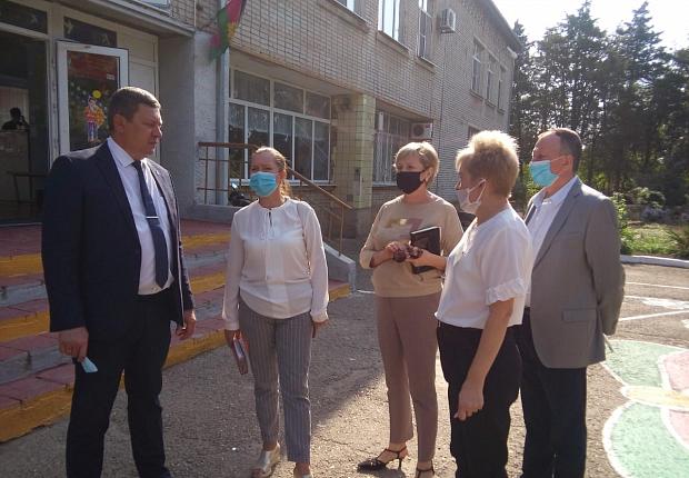 Глава Усть-Лабинского района проверил учебные и медицинские учреждения