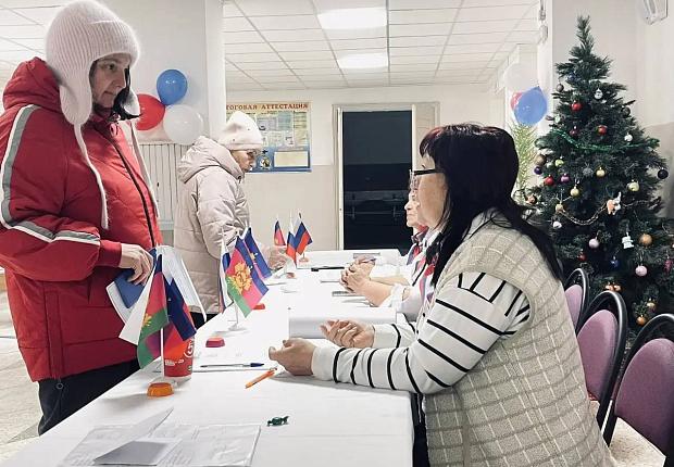 Сегодня, 6 декабря, в 8:00 часов началось голосование на досрочных выборах главы Суворовского сельского поселения Усть-Лабинского района . Комиссия приступила к работе и встречает первых избирателей