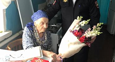 Полицейские Усть-Лабинска поздравили ветеранов Великой Отечественной войны
